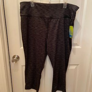 NWT Plus-sized yoga/exercise capris